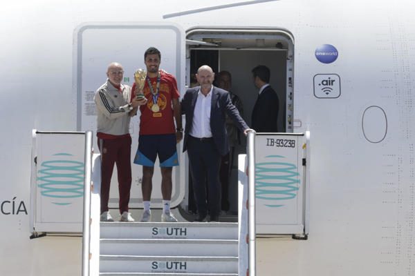 El capitán de la selección española de fútbol, Rodri (cent.), que lleva el trofeo de la Copa del Mundo, acompañado del seleccionador nacional, Luis de la Fuente (i), y el presidente de la RFEF, Rafael Louzán, a su llegada al aeropuerto de Madrid Barajas. Foto: EFE