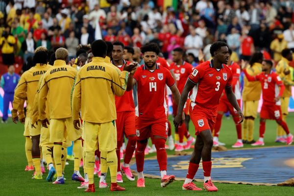 Jugadores de Panamá y Ghana se saludan previo a su partido en el Mundial 2026. Foto:EFE