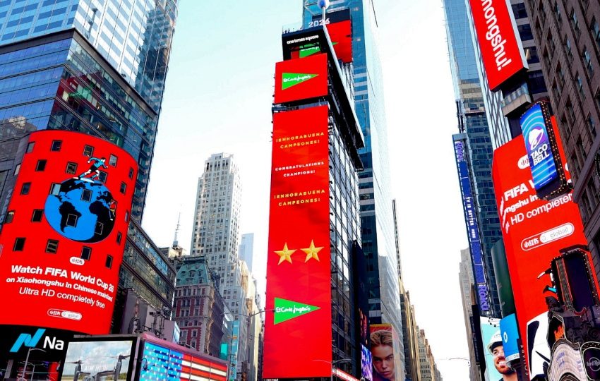 Entre las gigantescas pantallas publicitarias en la icónica plaza de Times Square destaca un llamativo anuncio de El Corte Inglés. Foto: EFE