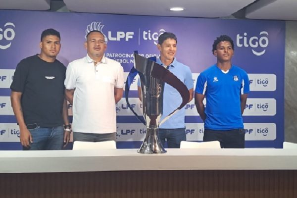 Mario Méndez, técnico de Plaza Amador (izq.) junto al trofeo del Torneo Apertura 2026 y Juan Sergio Guzmán. Foto: Jaime Chávez
