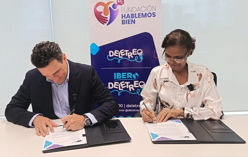 Firma oficial del convenio entre la Fundación Hablemos Bien e IFX Panamá. 