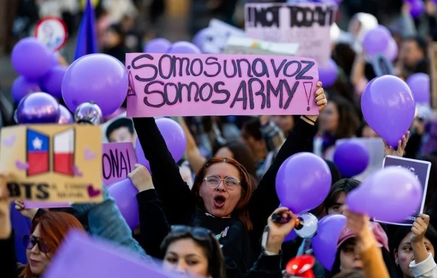 ARMY en una manifestación, en Santiago (Chile).  Foto: EFE / Javier Torres Lantadilla
