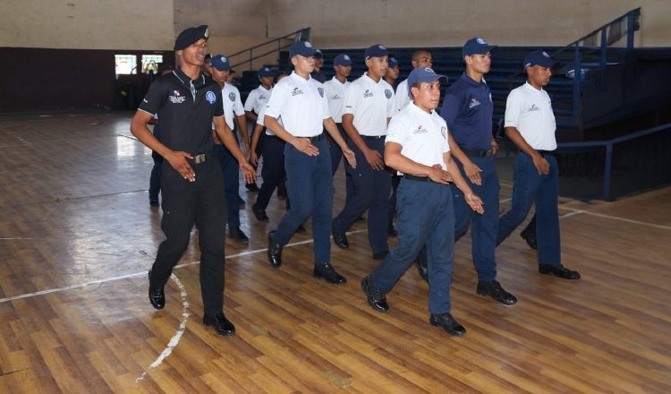 José Mena tiene 17 años (izq.), es el brigadier mayor del Centro de Formación y Entrenamiento Integral (CFEI). Foto: Cortesía.