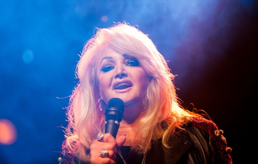 La cantante Bonnie Tyler durante un concierto en Hungría.  Foto: EFE / EPA / Zsolt Czegledi