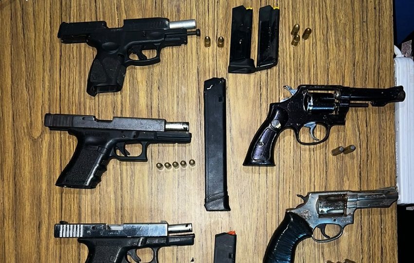 Dentro de un maletín encontraron seis armas de fuego, tipo pistolas y revólver. Foto. Cortesía
