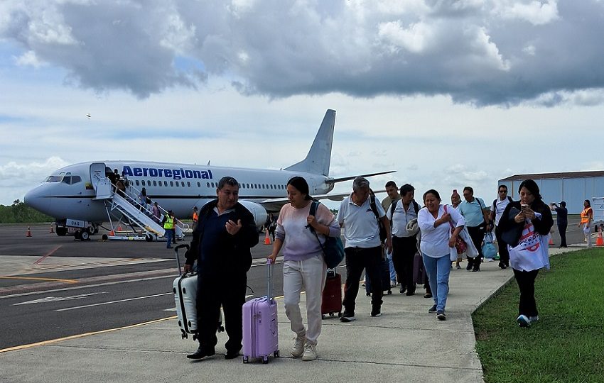 Momento de la llegada de los pasajeros del vuelo proveniente de Quito, Ecuador. Foto: Fanny Arias