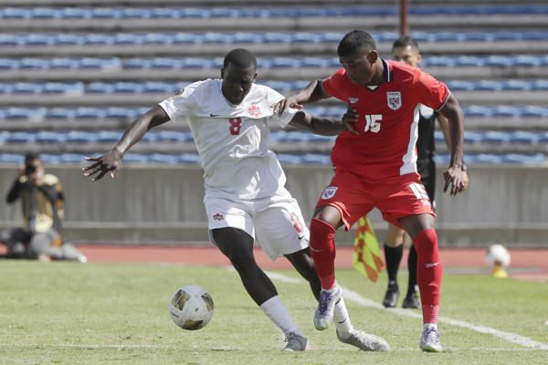 Shayron Stewart (der.) de Panamá disputa el balón contra Emrick Fotsing de Canadá. Foto: EFE