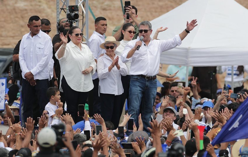 Hernández regresó a Honduras este domingo. Foto: EFE