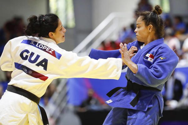 Kristine Jiménez (der.) dio medalla de bronce a Panamá. Foto:EFE