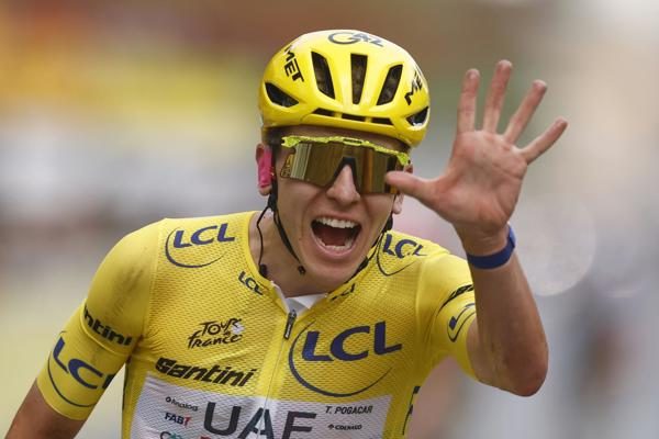Pogacar festeja su quinto título en el Tour de Francia. Foto: EFE