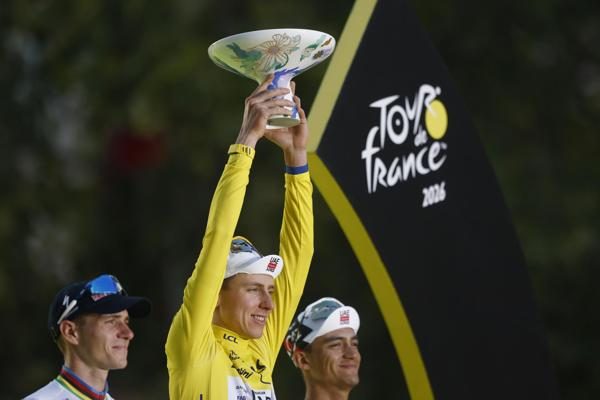 Pogacar festeja su quinto título en el Tour de Francia. Foto: EFE