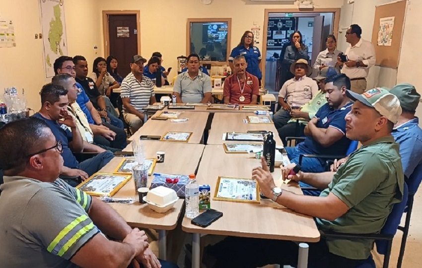 Es lamentable que todavía exista esa cultura equivocada, porque detrás de esa ambulancia va un ser humano que necesita llegar lo más rápido posible a un hospital. Foto. Melquíades Vásquez