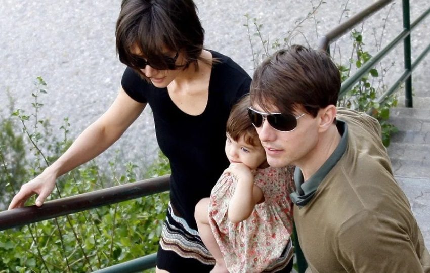 Tom Cruise (d) and Katie Holmes (i) con su hija Suri, en una imagen de 2007. Foto: EFE
