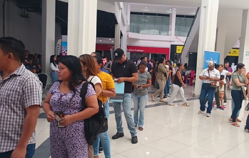 Desde tempranas horas los padres de familia formaron largas filas para poder recibir las tarjetas para el cobro de las becas. Foto. Melquíades Vásquez