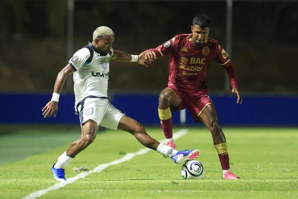 El Saprissa resiste con diez hombres y derrota al UMECIT en Panamá. Foto: EFE