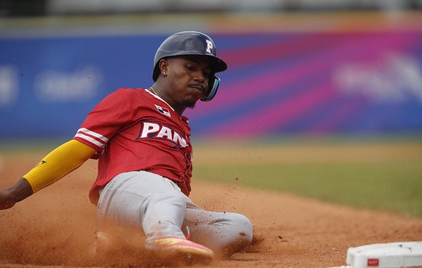 Héctor Rayo de Panamá se barre este viernes, en un partido de béisbol ante México. Foto EFE