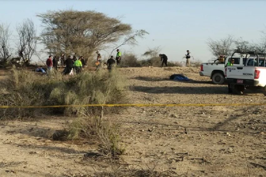 Integrantes la Policía de Perú operan en la zona donde una avioneta que sobrevolaba sobre las Líneas de Nazca se estrelló y dejó trece personas fallecidas, entre ellos 11 turistas, en la municipalidad provincial de Nazca (Perú). EFE/Víctor Quilca