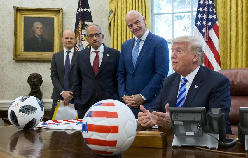 Gianni Infantino (2-d), junto al presidente Donald Trump y Carlos Cordeiro (2-i) y Mattias Grafstrom. Foto ERFE