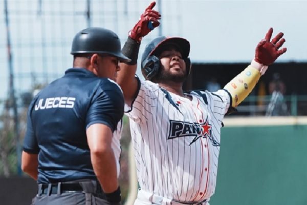 Erasmo Caballero festeja su jonrón ante Cuba. Foto: Fedebeis