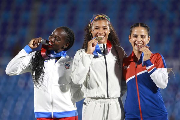 Gianna Woodruff (c) de Panamá, medalla de oro, Grace Claxton (i) de Puerto Rico, medalla de plata, y Daniela Rojas de Costa Rica, medalla de bronce, posan en el podio de 400 metros con vallas femenino. Foto: EFE
