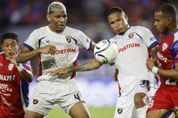 Eric Davis (c) y Jilmar Sánchez (i) de Plaza Amador disputan un balón con Wilber Arizala de Firpo. Foto: EFE
