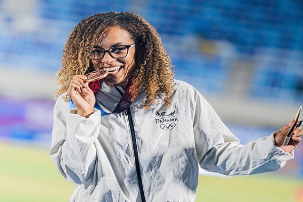 Nathalee Aranda ganó bronce en salto largo femenino en los JCC. Foto: COP