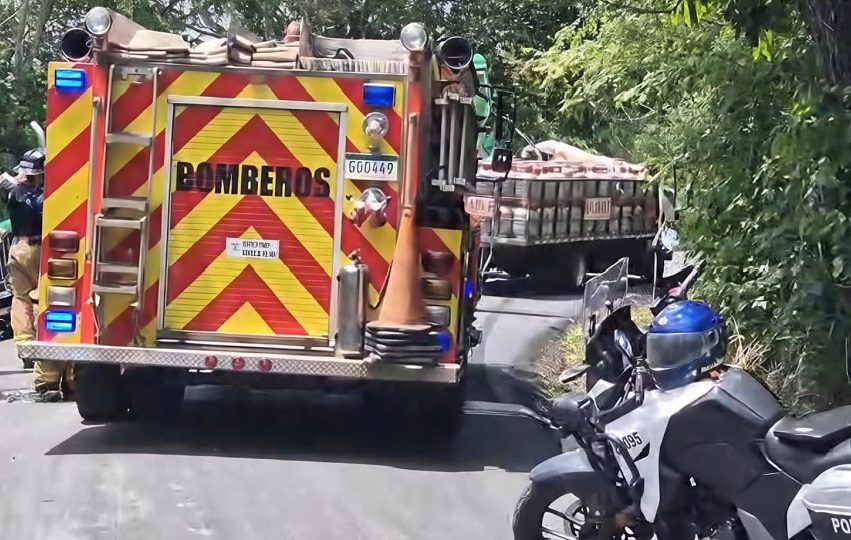 El tránsito vehicular por el sector se vio afectado mientras se realizaban las labores de socorro y la posterior remoción de los camiones accidentados. Foto. Thays Domínguez