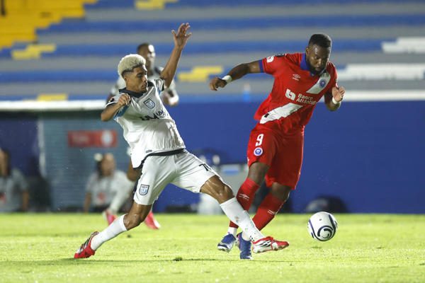 Nicholas Anderson de Umecit (izq..) disputa el balón contra Jorge Benguche, de Olimpia. Foto:EFE