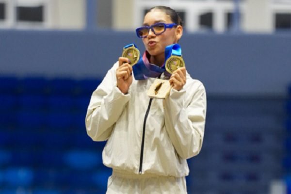 Alyiah Lide De León muestra sus dos medallas de oro. Foto: COP