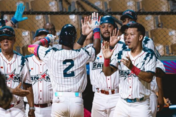 Jugadores de Panamá festejan el triunfo ante los dominicanos. Foto: COP