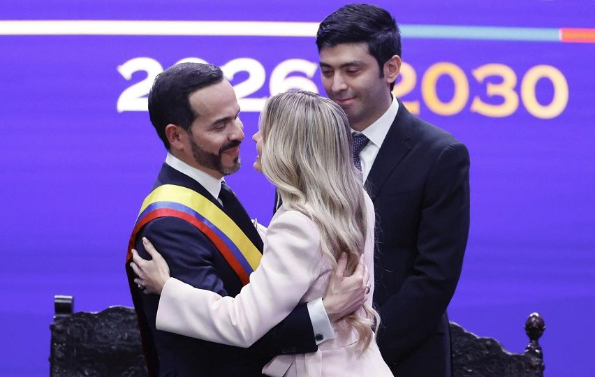 Abelardo de la Espriella (c-i), saluda a su esposa Ana Lucía Pineda. Foto EFE