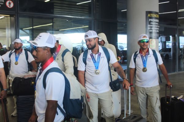 Jugadores del equipo de béisbol de Panamá con sus medallas de oro a su llegada al país. Foto: Fedebeis.