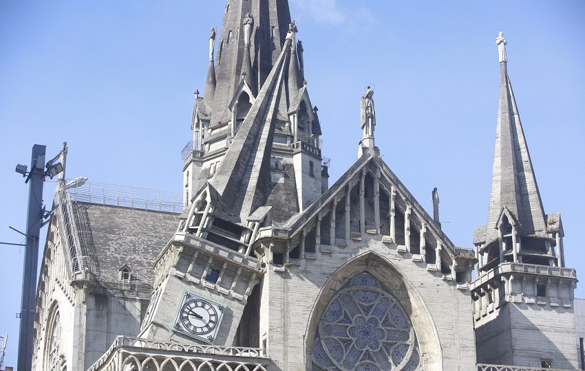 La Catedral Basílica Metropolitana de Nuestra Señora del Rosario quedó afectada tras el fuerte temblor. Fotos: EFE