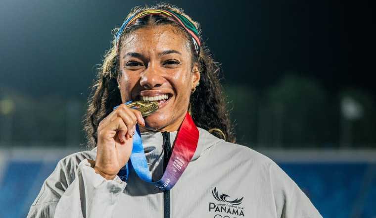 Gianna Woodruff, muestra su medalla de oro. Foto: COP