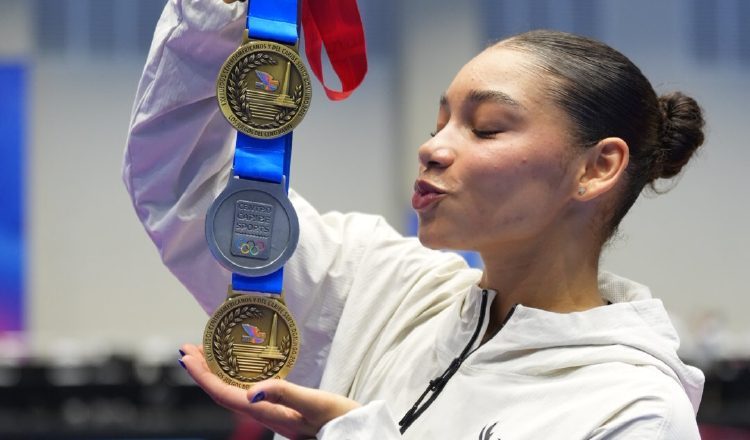 Alyiah Lide De León muestra sus medallas ganadas en los JCC. Foto: COP