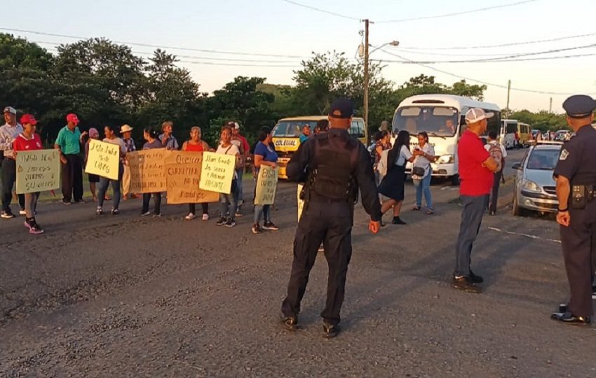 Los manifestantes advirtieron que, de no obtener soluciones en los próximos días, volverán a paralizar la carretera nacional entre Santiago y Soná. Foto. Melquíades Vásquez