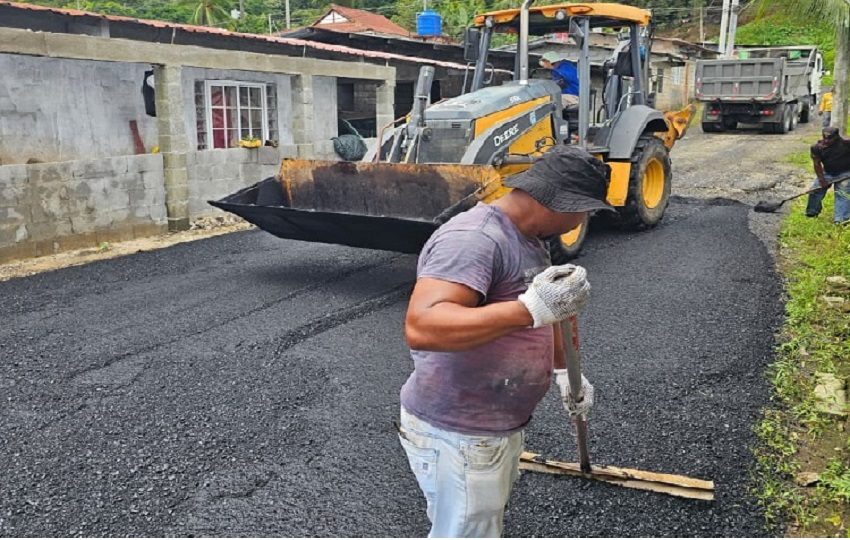 Los moradores de Portobelo ponderaron las obras ejecutadas e hicieron un llamado a la población a cuidar la nueva rodadura vial. Foto Cortesía