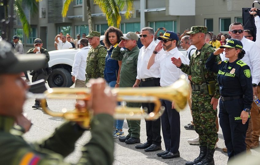 Sigue la búsqueda y rescate de centenares de personas atrapadas bajo los escombros. Foto: EFE