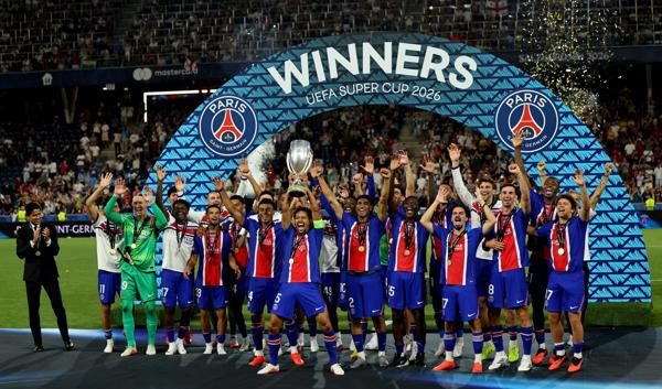 Jugadores del PSG levantan el trofeo de campeones de la Supercopa de Europa. Foto: EFE