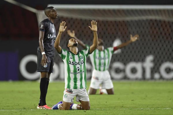 Jugadores del Alianza FC, festejan el triunfo sobre UMECIT. Foto: EFE