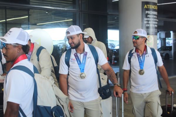 Jugadores del béisbol panameño con la medalla de oro. Foto: Fedebeis