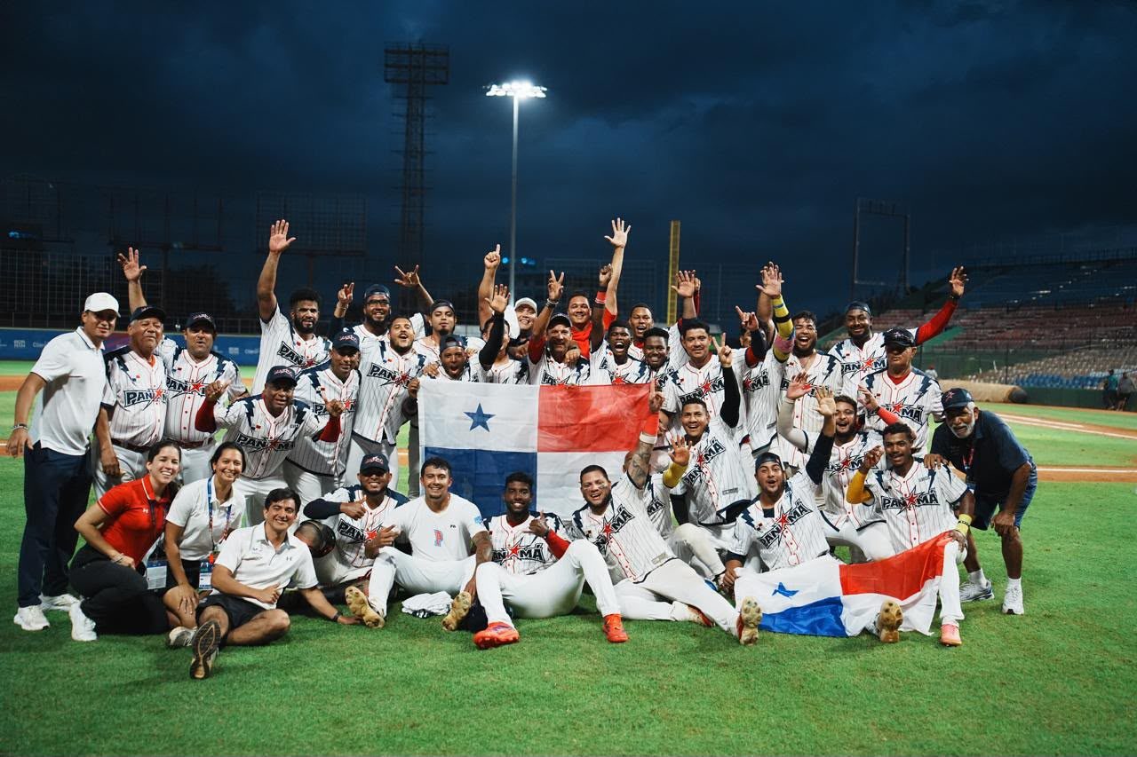 Jugadores de Panamá festejan el título de los Juegos Centroamericanos y del Caribe. Foto: Fedebeis