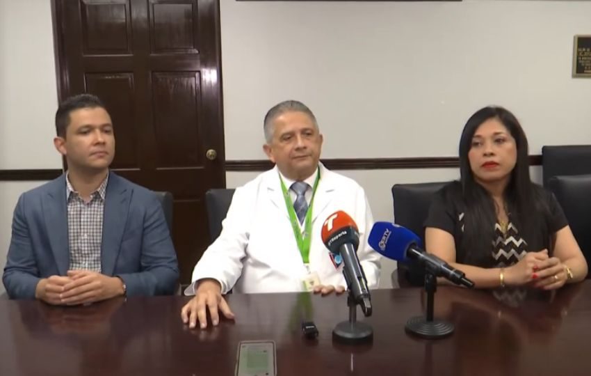 Las autoridades de salud dieron una conferencia de prensa. 