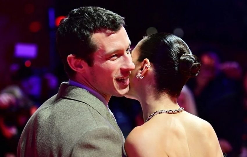 Dua Lipa (d) y Callum Turner (i), durante un evento en Berlín (Alemania). Foto: EFE / EPA / Fabian Sommer
