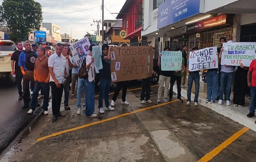 Familiares y amigos del estudiante universitario Jafet González, exigen justicia y que las autoridades establezcan que ocurrió. Foto. Melquíades Vásquez