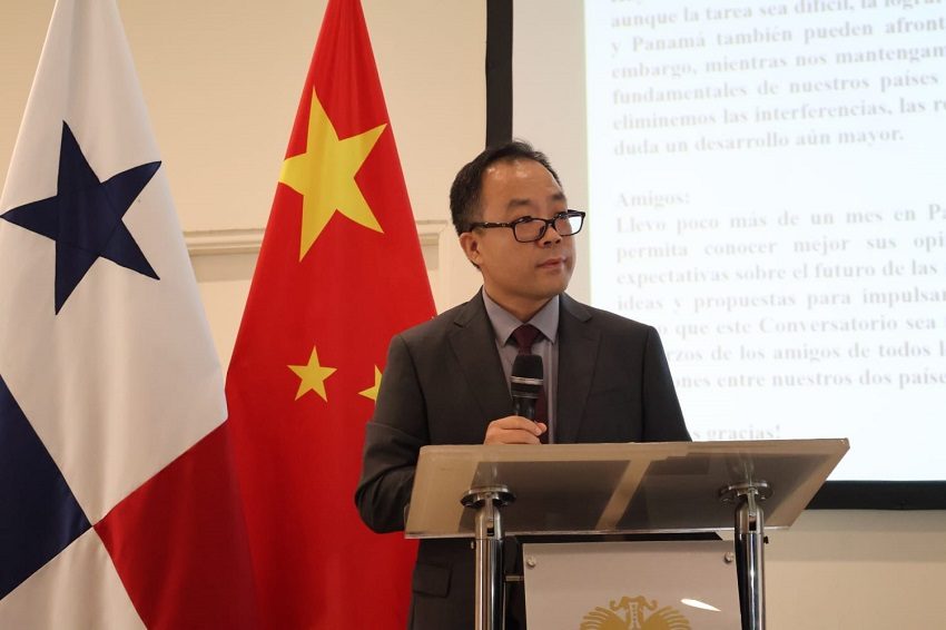 El embajador de China en Panamá, Zhang Xiangyan, en su primer encuentro con el  Centro de Estudios Estratégicos Asiáticos de Panamá. Foto: Cortesía