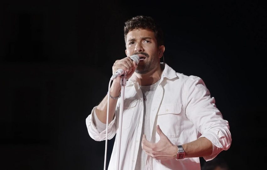 Pablo Alborán durante el concierto que ha ofrecido en la Puerta del Sol de Madrid. Foto: EFE / Sergio Pérez