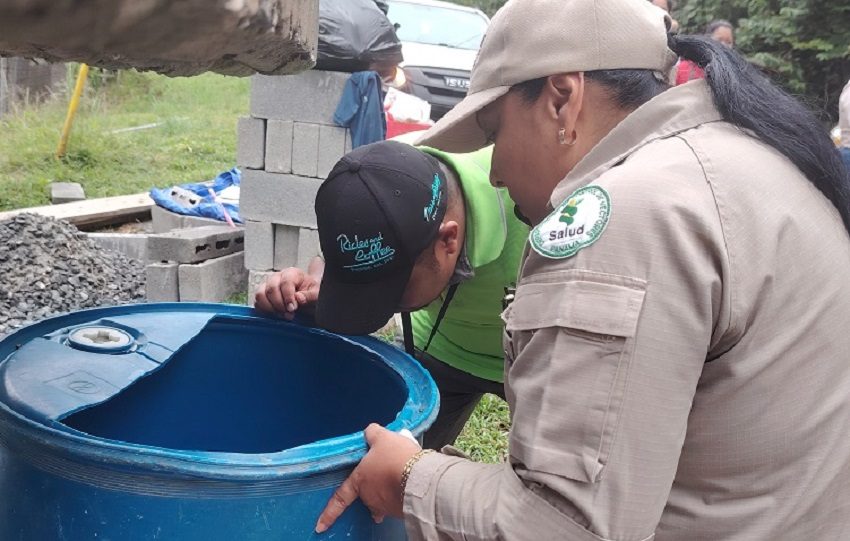 Las autoridades constataron la indiferencia de los residentes al mantener los criaderos de mosquitos en sus hogares.