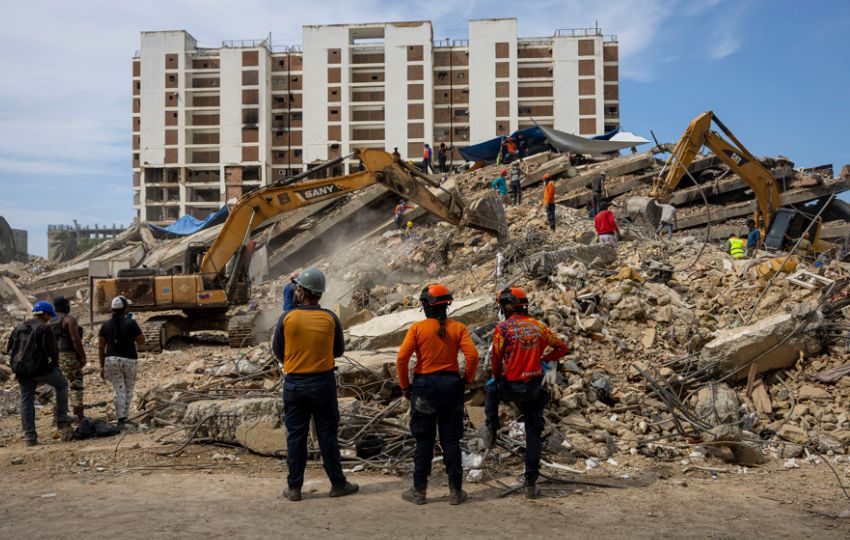 Voluntarios y autoridades remueven escombros en edificios afectados por el doble terremoto. Foto: EFE