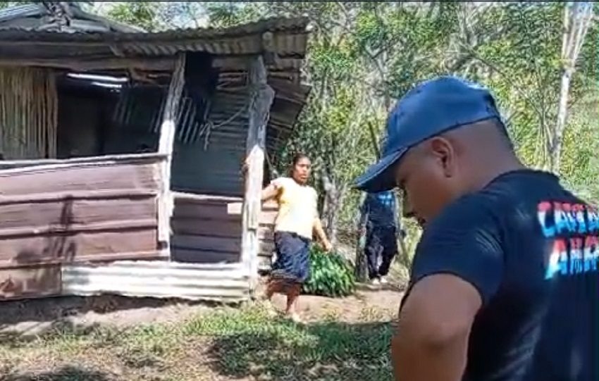 El pequeño de 8 años camina cerca de 2 kilómetros para llegar a la escuela..